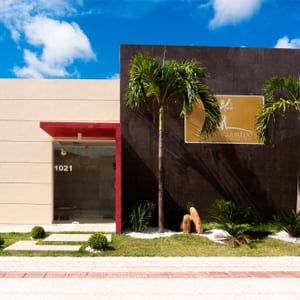 O jardim bem arquitetado emoldura a banca de Aracaju/SE.