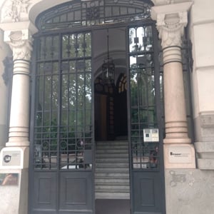 Em frente ao Parque Del Retiro, conhecido como o pulmão verde de Madrid/Espanha, a fachada da banca se destaca pelo requinte e estilo europeu.