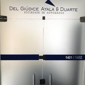 Em azul, o nome do escritório de Belo Horizonte/MG se destaca na porta de vidro fosco. 