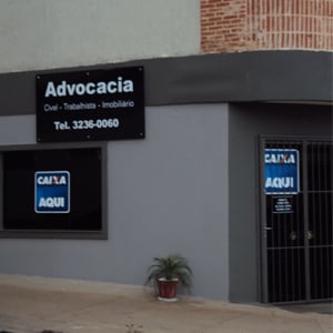 Na lateral do escritório de Ribeirão Preto/SP o que chama atenção é um vaso solitário de cica ao chão. 