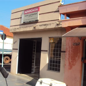 No escritório de José Bonifácio/SP, uma placa na janela indica que a banca é protegida por câmeras. 