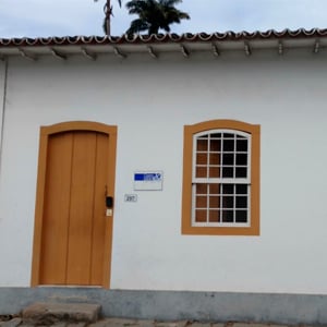 Na histórica Paraty/RJ, o escritório é realçado pela arquitetura colonial, presente no beiral, na cor amarelo-ouro e na estrutura de casarão.