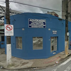 O dia nublado emoldura a fachada do escritório da praiana Santos/SP. 