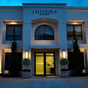 A fachada da banca de Campinas/SP chama atenção pelo paisagismo bem aplicado e pelo notável projeto luminotécnico.