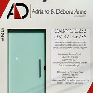 Os detalhes em vermelho realçam a fachada clean do escritório de Varginha/MG. 