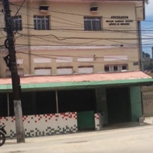 Em rua movimentada de Santos/SP, a fiação compromete a fachada do escritório. 