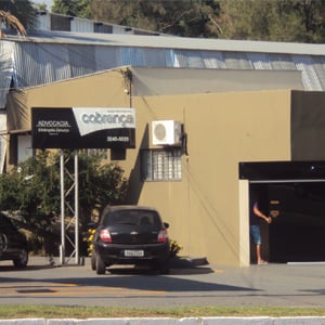 Muitas árvores compõe o pano de fundo do escritório de José Bonifácio/SP.