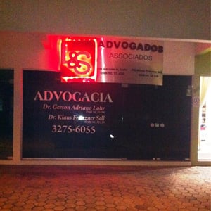 Na noite de Jaraguá do Sul/SC, a placa de aço escovado e com luz de led chama atenção para a fachada do escritório. 