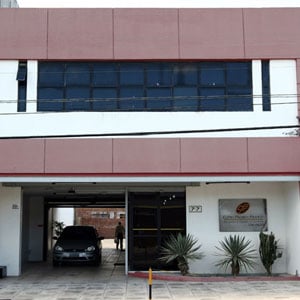 As placas em vermelho queimado realçam a fachada da banca de Maceió/AL. 