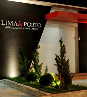 As cores da fachada da banca são as mesmas que destacam o logo do escritório em João Pessoa/PB.