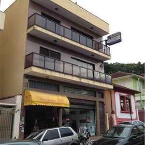 No segundo andar do pequeno prédio da turística Serra Negra/SP, a placa suspensa mostra que ali há presença de advogados.