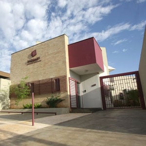 O desenho das nuvens compõe o cenário em que se encontra o escritório de Londrina/PR. 