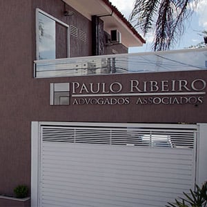 As molduras brancas ressaltam as janelas e a porta do escritório de SP. 