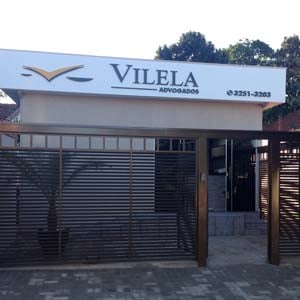 Grades horizontais fecham a entrada do escritório de Presidente Epitácio/SP. 