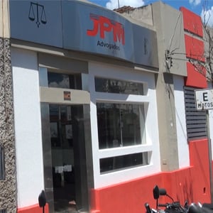 Cores e formas geométricas marcam a frente do escritório de Uberaba/MG.