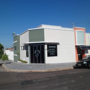 A figura da deusa Thêmis ilustra a porta da banca de Junqueirópolis/SP. 