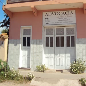 O tom claro e as flores dão um toque suave ao escritório da advogada de Porto Seguro/BA. 