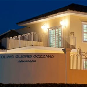 O casarão que abriga a fachada do escritório de Itu/SP é realçado pelo detalhes de uma arquitetura clássica.