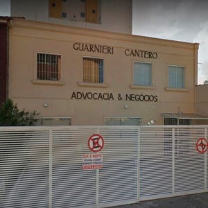 As letras garrafais realçam a fachada neutra do escritório da litorânea Mongaguá/SP.
