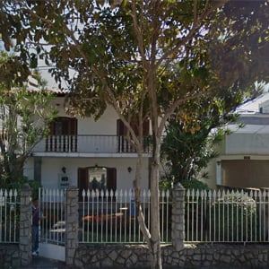 O vasto e diversificado jardim realça a fachada do escritório de Vitória/ES.