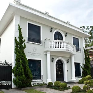 O planejado jardim, com uma poda perfeita, valoriza a banca de São Paulo/SP.