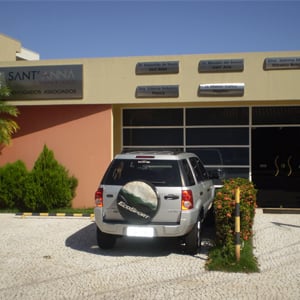 Os canteiros floridos recepcionam os clientes que chegam à banca de Barretos/SP.