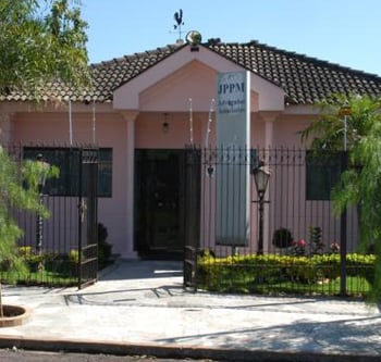 Em Presidente Prudente/SP, a fachada do escritório mescla, em sua arquitetura, o moderno e o clássico.