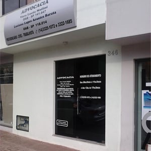 As letras em branco se destacam no vidro fumê da banca de Ourinhos/SP. 