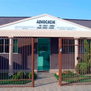 O bem cuidado jardim realça a fachada do escritório de Três Lagoas/MS. 