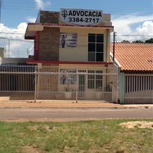 O céu azul e o verde gramado emolduram a fachada do escritório de Gama, região administrativa do Distrito Federal. 