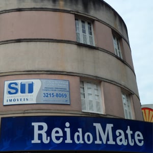 Dividindo espaço com outros tipos de serviços, o escritório de advocacia situa-se em antigo prédio de arquitetura arredondada em Juiz de Fora/MG. 