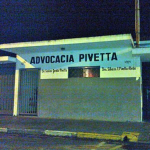 A janela centralizada na fachada é destaque na banca de Monte Alto/SP. 