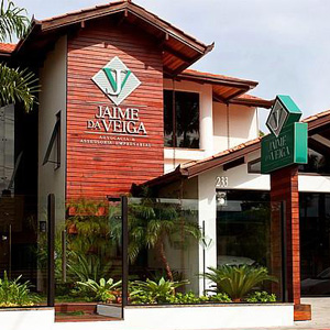 A elegante fachada catarinense, de Itajaí, é realçada pelos detalhes em madeira e pelo projetado jardim. 