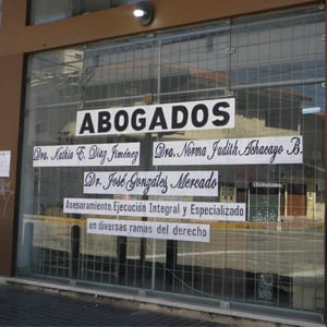 Atrás do grande vidro, as grades protegem o escritório de Santa Cruz de la Sierra/Bolívia. 