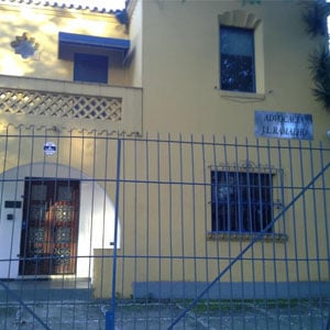 A construção parece antiga, mas contornos diferenciados nas janelas conferem elegância à banca de São Paulo/SP. 