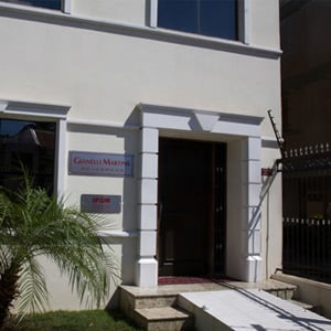 Uma rampa leva os clientes até a entrada arquitetada da banca da capital dos gaúchos, Porto Alegre/RS. 