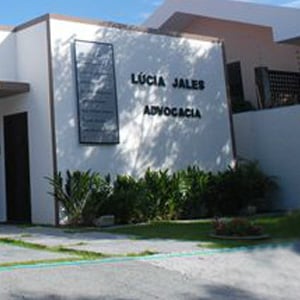 As sombras dos arbustos ornamentam a parede do escritório da turística Natal/RN.