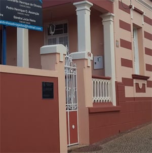 Com cores harmônicas, o escritório de Araguari/MG traz em sua fachada uma placa com as devidas informações da banca.