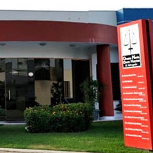 A placa vermelha fixada no jardim destaca a fachada do escritório de Porto Velho/RO. 