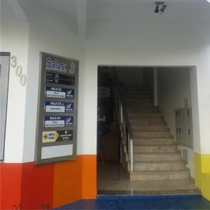 As paredes coloridas alegram a entrada do escritório de Sorriso/MT.