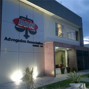 Ao entardecer, o jogo de luzes decora a fachada da banca de Boa Vista/RR. 