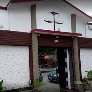 A fachada clean da banca de Mogi das Cruzes/SP é ornamentada pelo letreiro prateado presente no local.