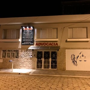 Na fachada clean da banca de São Sebastião do Paraíso/MG, traços formam a deusa Themis evidenciando a frente do escritório. 