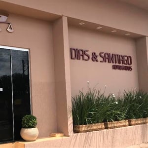 As jardineiras que realçam a frente do escritório de Jataí/GO são uma maneira de incorporar um jardim na fachada de uma forma ordenada e elegante. 