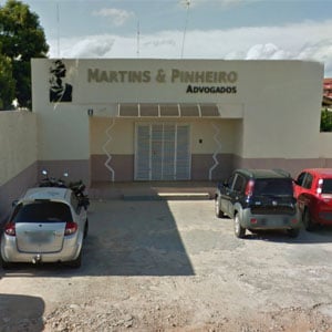 A imagem da deusa Thêmis chama atenção na fachada do escritório de Rio Branco/AC.