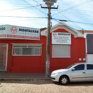 Na foto tirada em Lins/SP, o poste de luz separa a banca advocatícia da imobiliária, mesmo os dois estando localizados no mesmo local.