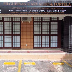 Formas quadriculares definem as paredes e portas da fachada da banca da capital brasileira, Brasília/DF.