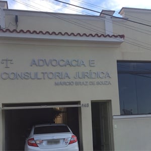 A marquise dá um toque delicado para a fachada do escritório de Amparo/SP, pintado em tons pastéis com vidraças na cor fumê. 