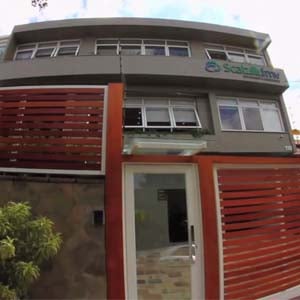 Estrados de madeira fecham a entrada do escritório da capital gaúcha Porto Alegre. 