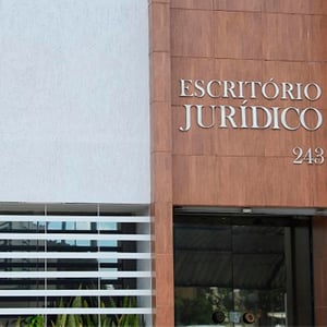 As linhas horizontais somadas ao revestimento amadeirado dão um ar imponente à fachada da banca de Maceió/AL.